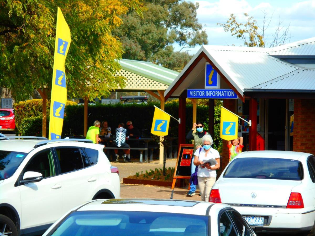 Townhouse Motel Cowra Exterior photo