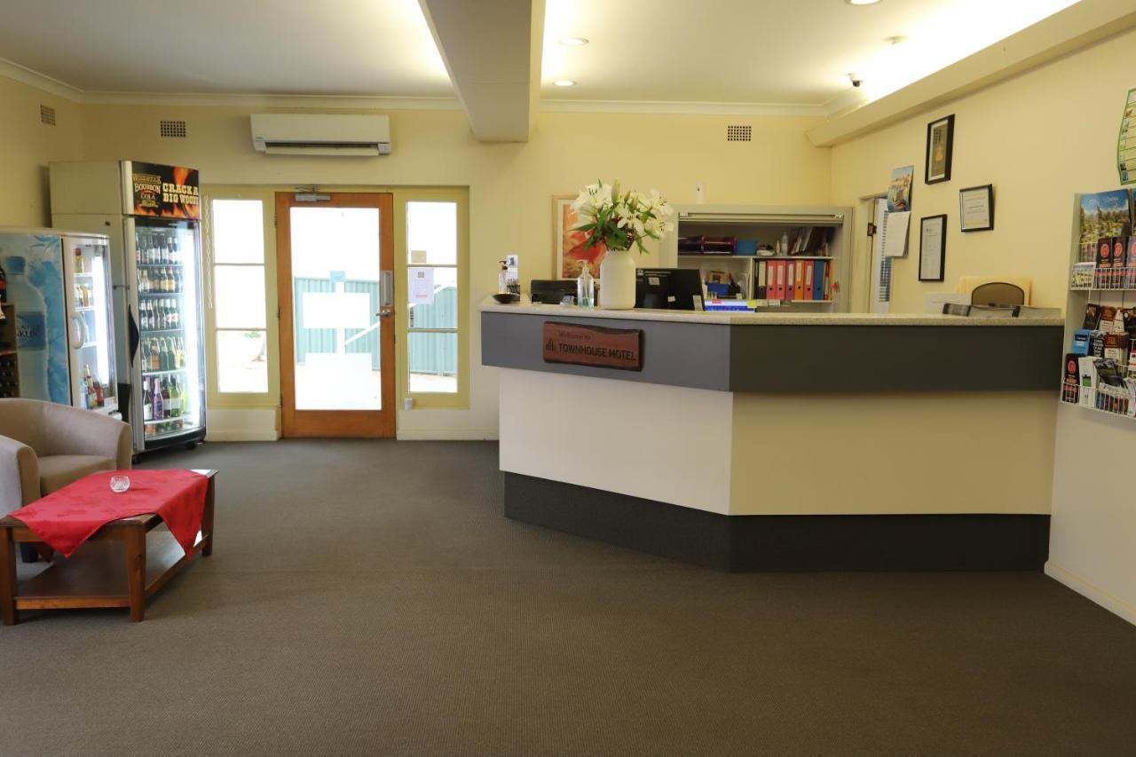 Townhouse Motel Cowra Exterior photo