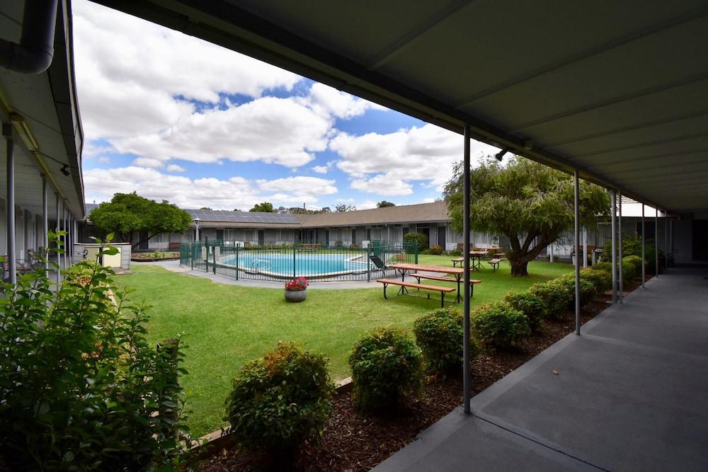 Townhouse Motel Cowra Exterior photo