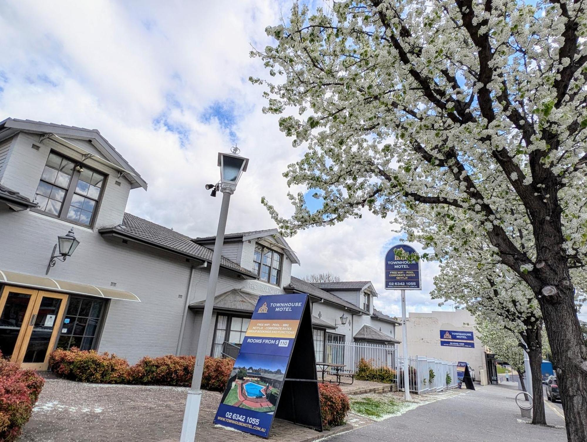 Townhouse Motel Cowra Exterior photo