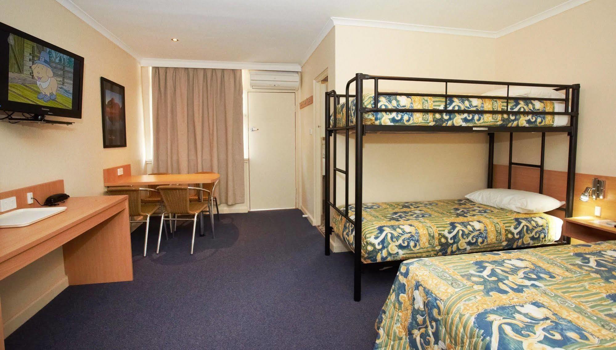 Townhouse Motel Cowra Exterior photo