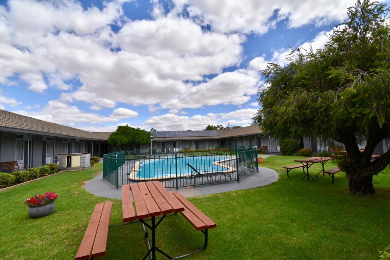 Townhouse Motel Cowra Exterior photo